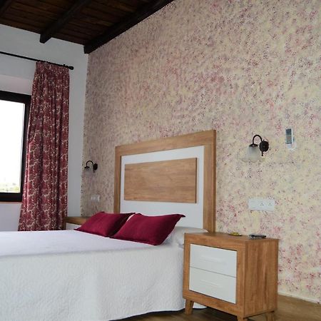 Apartamentos Turisticos - Hostal Los Alisos Aliseda Ngoại thất bức ảnh