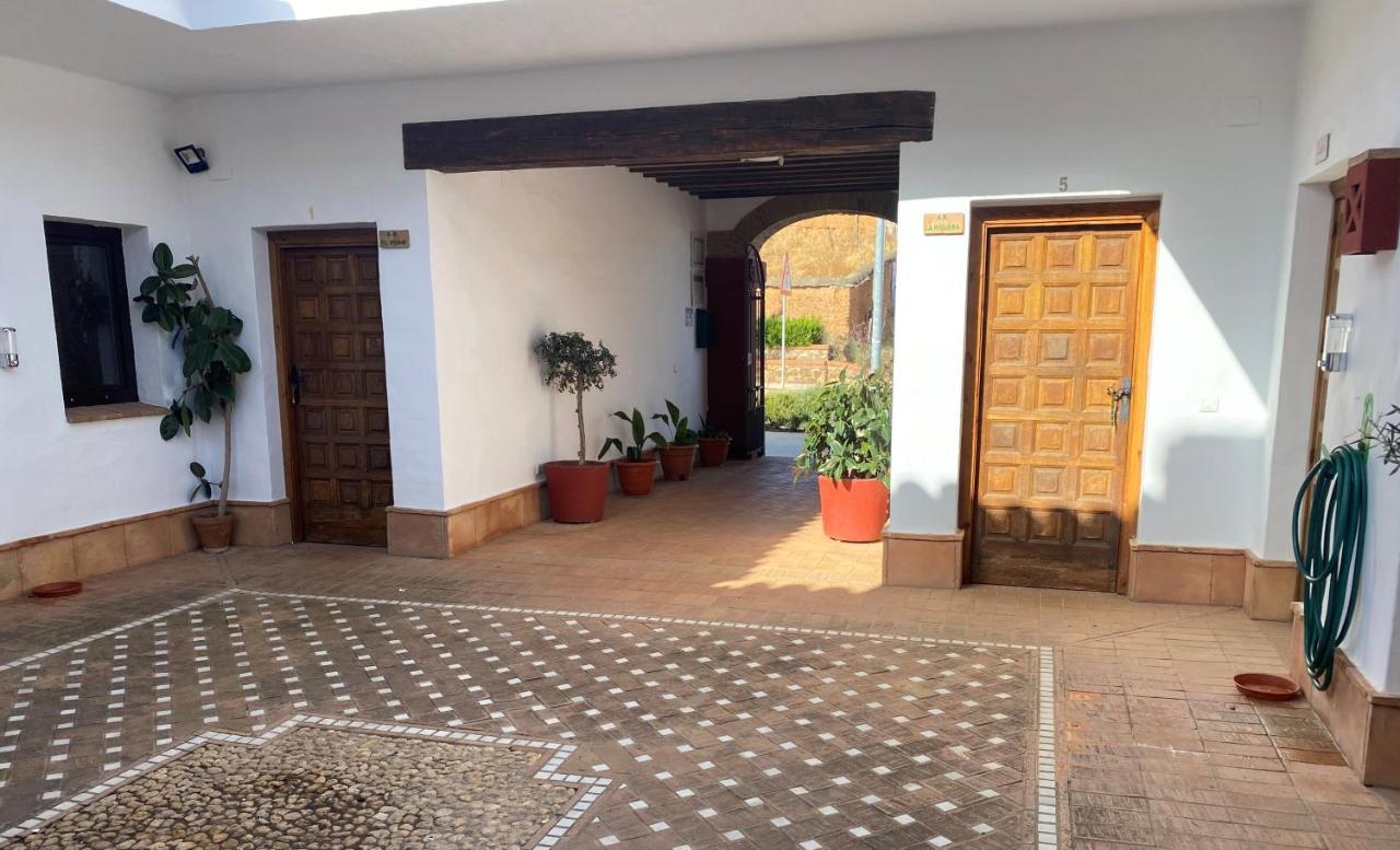 Apartamentos Turisticos - Hostal Los Alisos Aliseda Ngoại thất bức ảnh