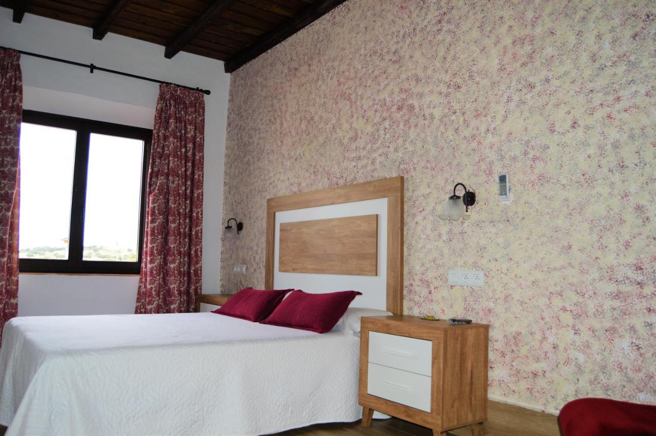 Apartamentos Turisticos - Hostal Los Alisos Aliseda Ngoại thất bức ảnh