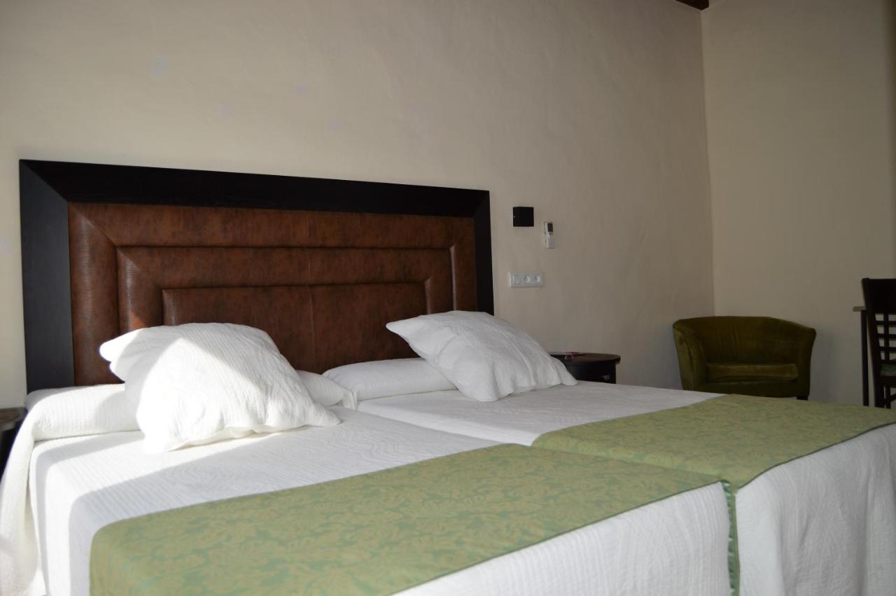 Apartamentos Turisticos - Hostal Los Alisos Aliseda Ngoại thất bức ảnh