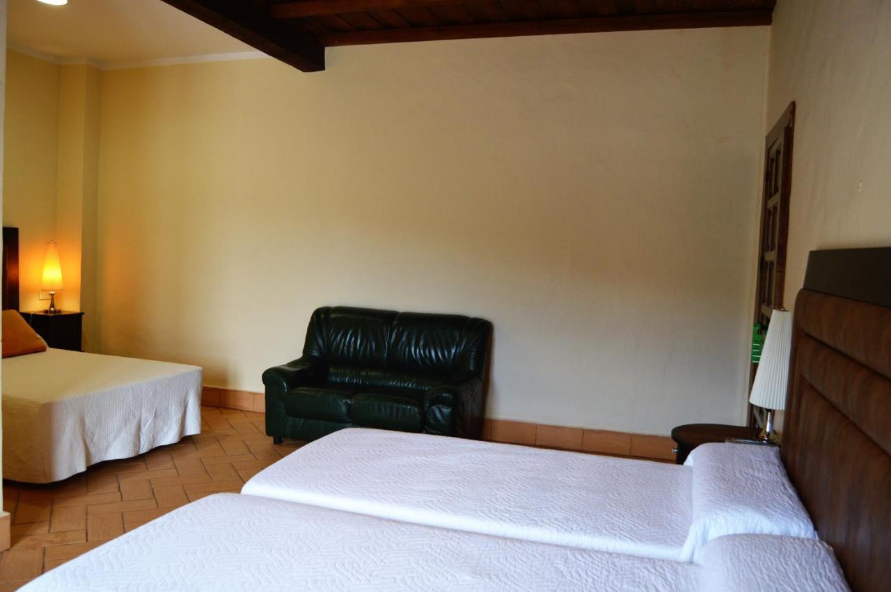 Apartamentos Turisticos - Hostal Los Alisos Aliseda Ngoại thất bức ảnh