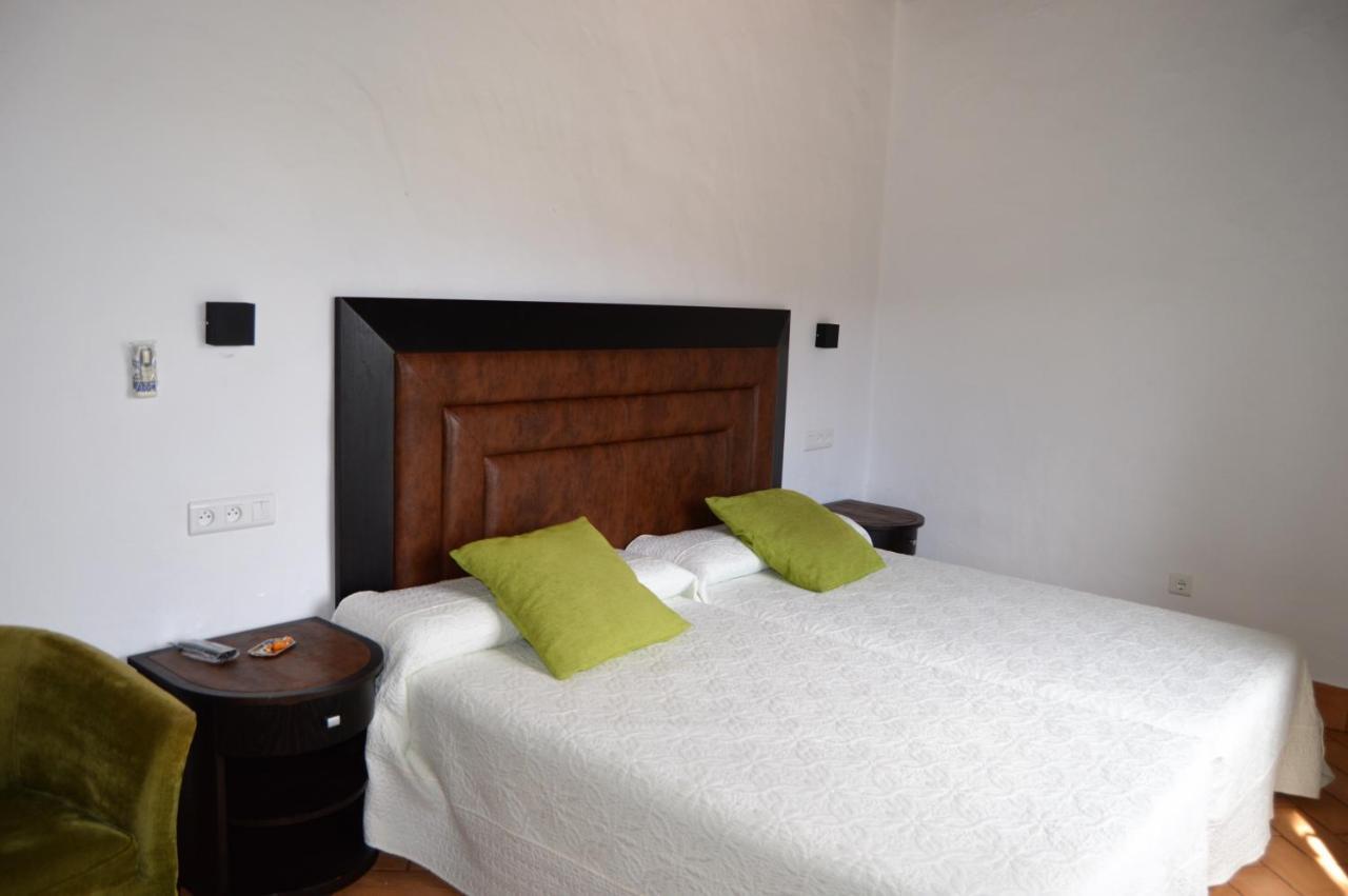 Apartamentos Turisticos - Hostal Los Alisos Aliseda Ngoại thất bức ảnh