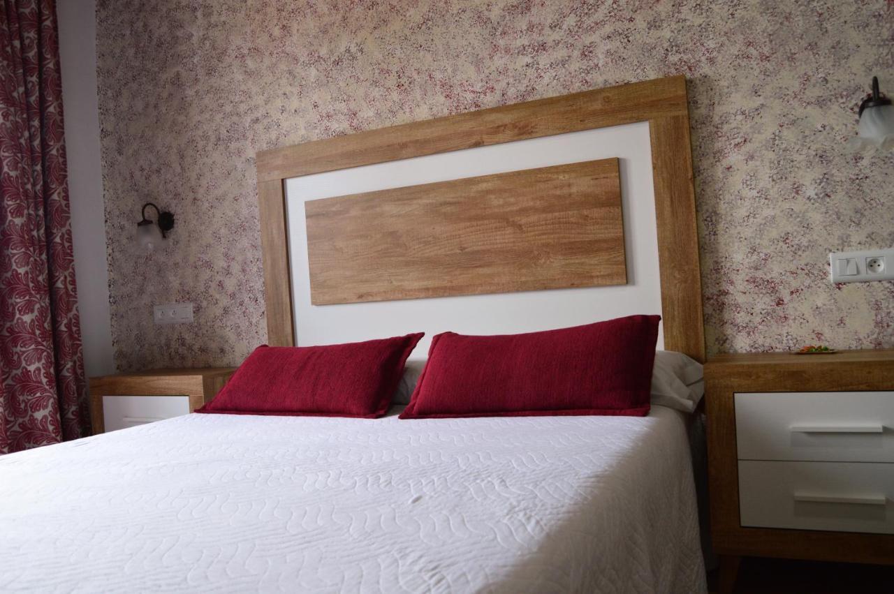 Apartamentos Turisticos - Hostal Los Alisos Aliseda Ngoại thất bức ảnh