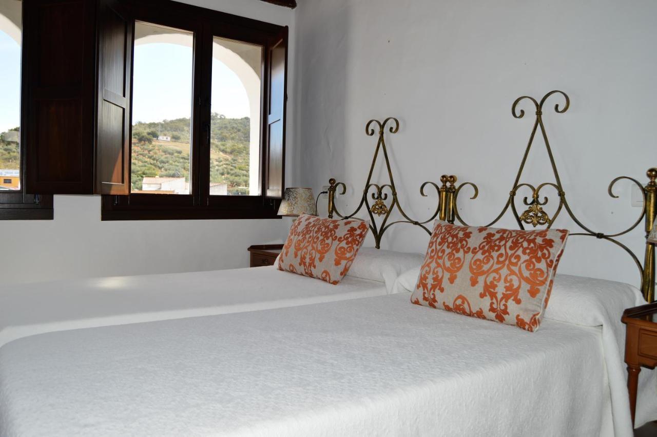 Apartamentos Turisticos - Hostal Los Alisos Aliseda Ngoại thất bức ảnh