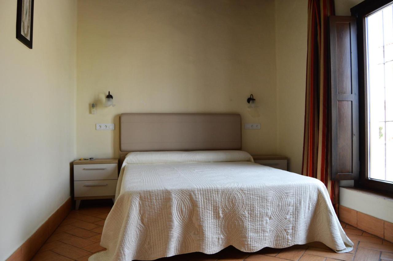 Apartamentos Turisticos - Hostal Los Alisos Aliseda Ngoại thất bức ảnh