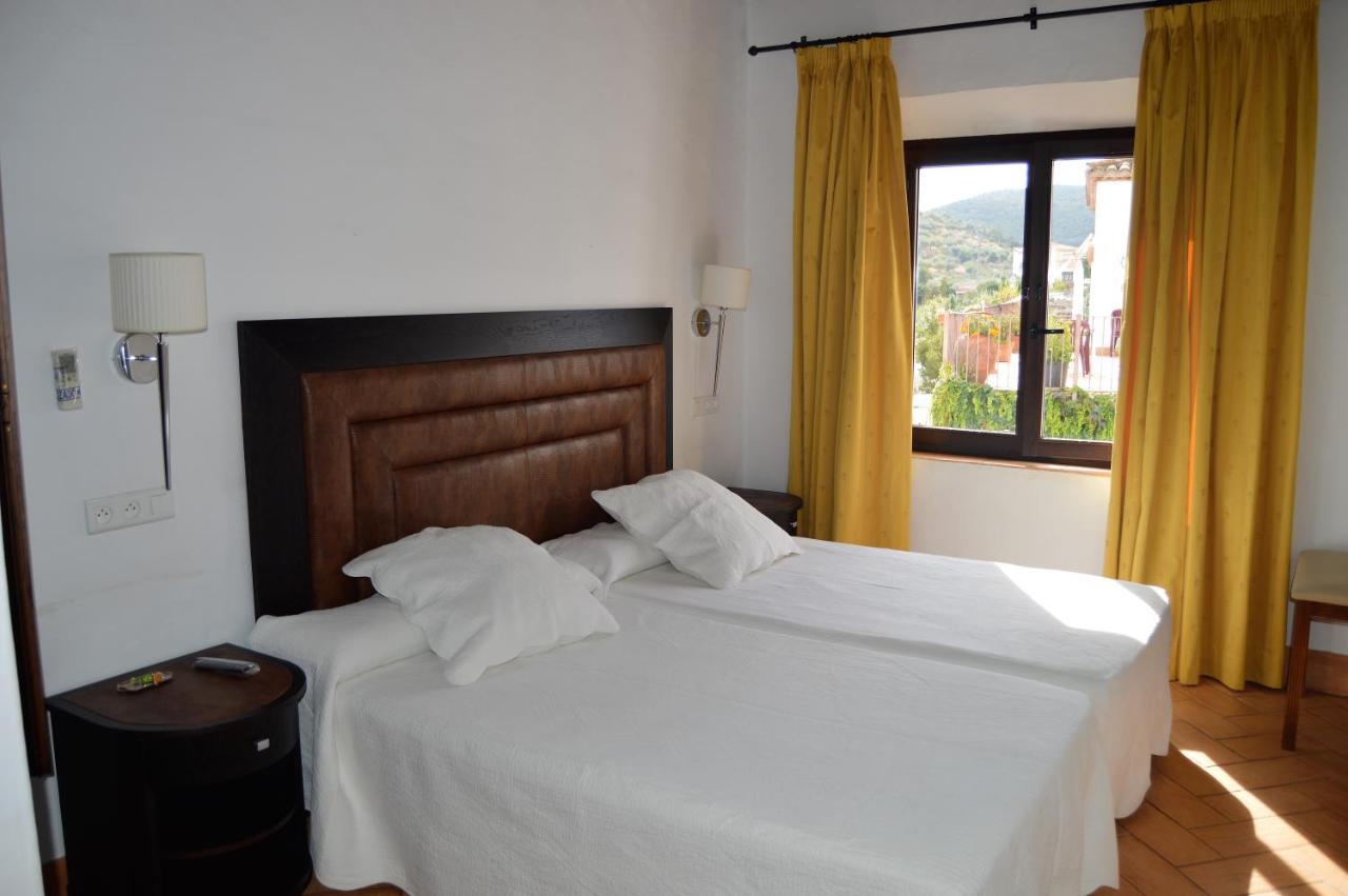 Apartamentos Turisticos - Hostal Los Alisos Aliseda Ngoại thất bức ảnh