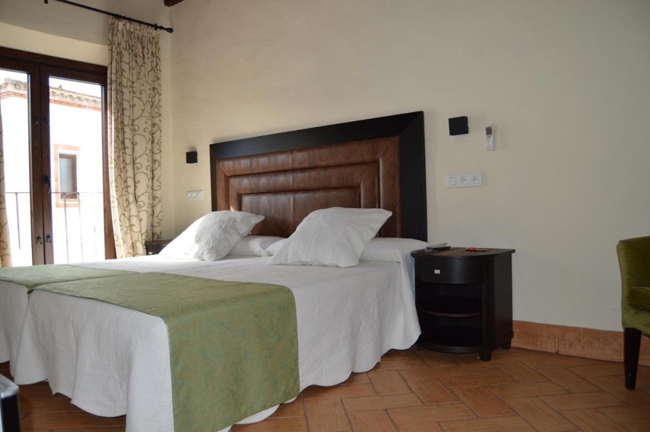 Apartamentos Turisticos - Hostal Los Alisos Aliseda Ngoại thất bức ảnh