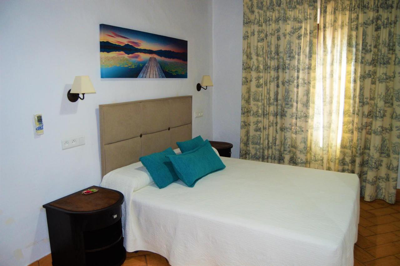 Apartamentos Turisticos - Hostal Los Alisos Aliseda Ngoại thất bức ảnh