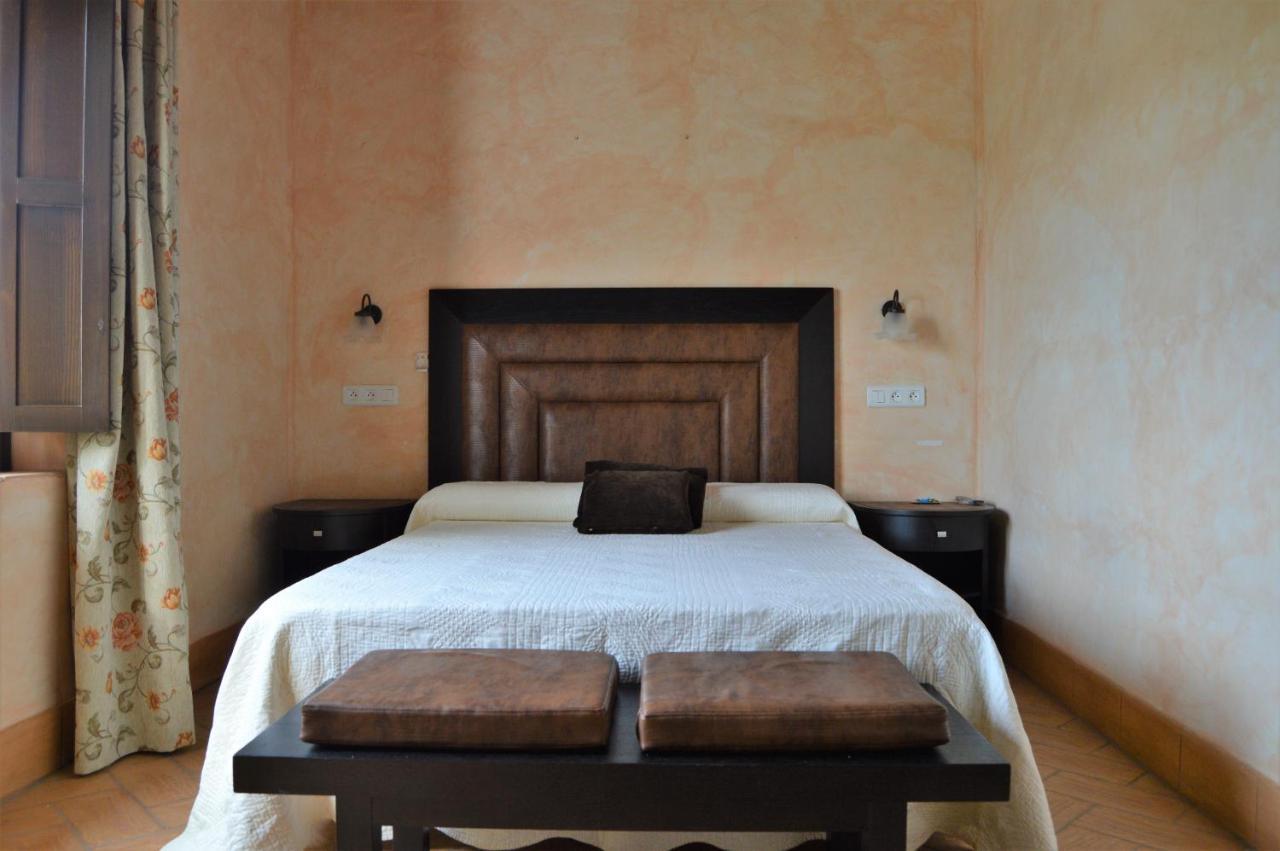 Apartamentos Turisticos - Hostal Los Alisos Aliseda Ngoại thất bức ảnh