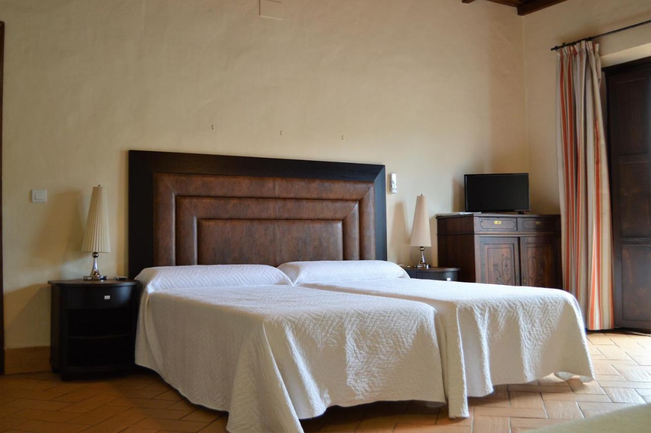 Apartamentos Turisticos - Hostal Los Alisos Aliseda Ngoại thất bức ảnh