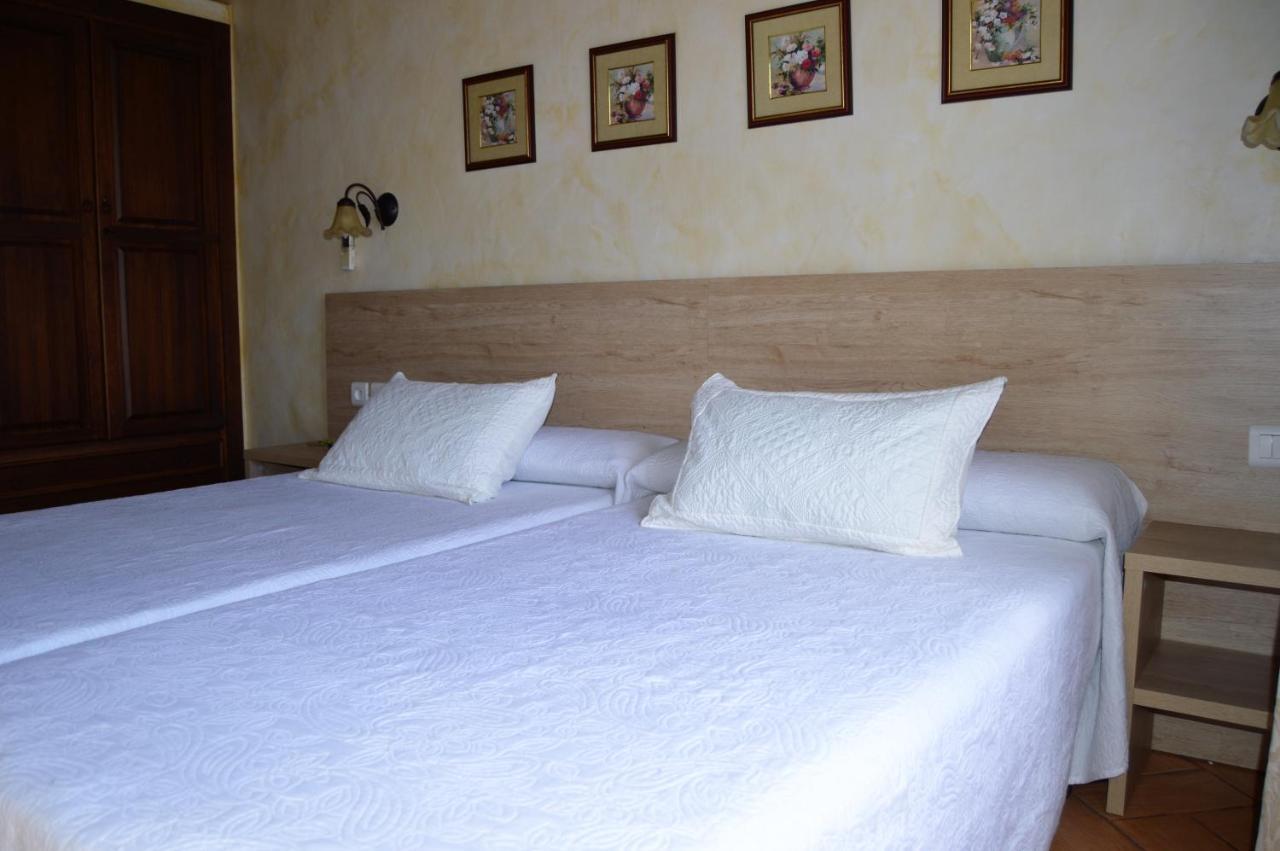 Apartamentos Turisticos - Hostal Los Alisos Aliseda Ngoại thất bức ảnh