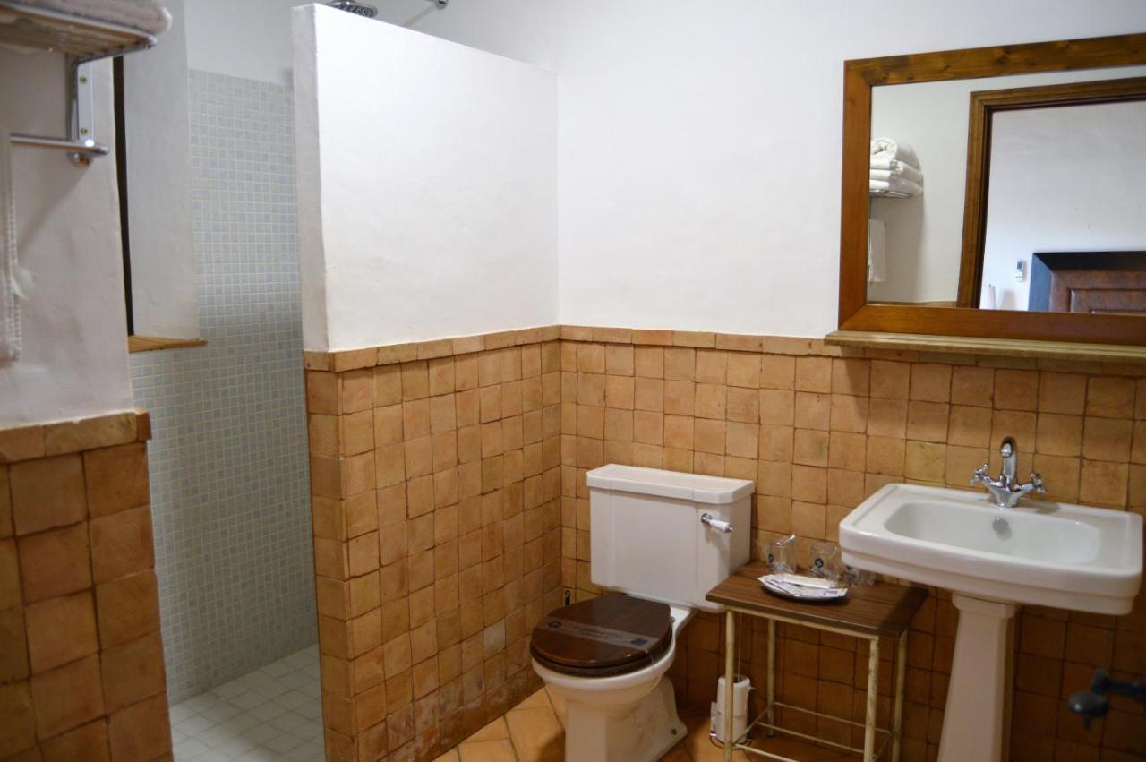 Apartamentos Turisticos - Hostal Los Alisos Aliseda Ngoại thất bức ảnh